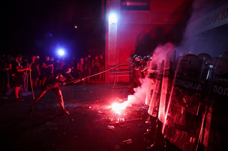 Para pengunjuk rasa antipemerintah bentrok dengan polisi anti huru hara, selama protes terhadap apa yang dikatakan para demonstran sebagai peningkatan kebrutalan polisi, di kampus universitas, di Novi Sad, Serbia, 5 September 2025. Para pengunjuk rasa antipemerintah bentrok dengan polisi anti huru hara, selama protes terhadap apa yang dikatakan para demonstran sebagai peningkatan kebrutalan polisi, di kampus universitas, di Novi Sad, Serbia, 5 September 2025. (REUTERS/Zorana Jevtic)