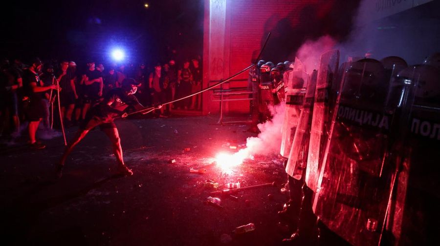 Para pengunjuk rasa antipemerintah bentrok dengan polisi anti huru hara, selama protes terhadap apa yang dikatakan para demonstran sebagai peningkatan kebrutalan polisi, di kampus universitas, di Novi Sad, Serbia, 5 September 2025. (REUTERS/Zorana Jevtic)