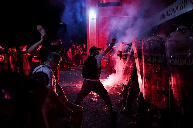 Para pengunjuk rasa antipemerintah bentrok dengan polisi anti huru hara, selama protes terhadap apa yang dikatakan para demonstran sebagai peningkatan kebrutalan polisi, di kampus universitas, di Novi Sad, Serbia, 5 September 2025. Para pengunjuk rasa antipemerintah bentrok dengan polisi anti huru hara, selama protes terhadap apa yang dikatakan para demonstran sebagai peningkatan kebrutalan polisi, di kampus universitas, di Novi Sad, Serbia, 5 September 2025. (REUTERS/Zorana Jevtic)