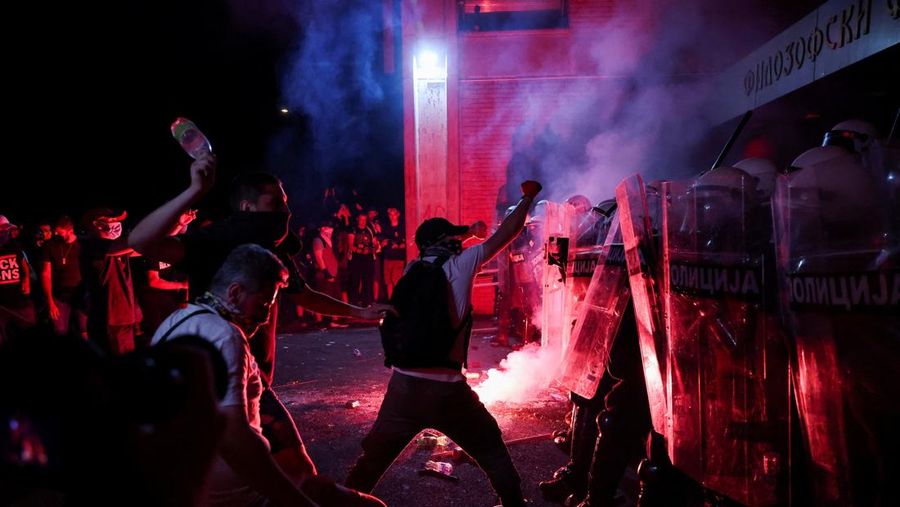 Para pengunjuk rasa antipemerintah bentrok dengan polisi anti huru hara, selama protes terhadap apa yang dikatakan para demonstran sebagai peningkatan kebrutalan polisi, di kampus universitas, di Novi Sad, Serbia, 5 September 2025. (REUTERS/Zorana Jevtic)