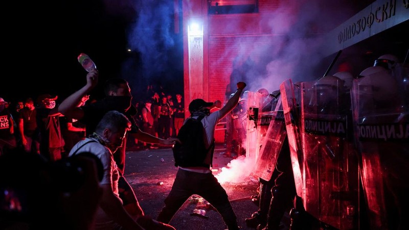 Para pengunjuk rasa antipemerintah bentrok dengan polisi anti huru hara, selama protes terhadap apa yang dikatakan para demonstran sebagai peningkatan kebrutalan polisi, di kampus universitas, di Novi Sad, Serbia, 5 September 2025. (REUTERS/Zorana Jevtic)