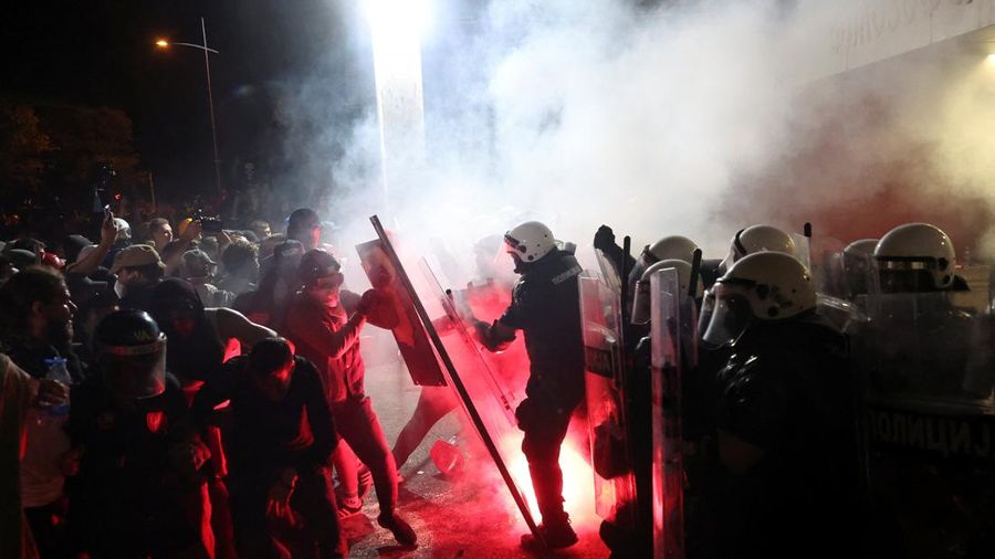 Para pengunjuk rasa antipemerintah bentrok dengan polisi anti huru hara, selama protes terhadap apa yang dikatakan para demonstran sebagai peningkatan kebrutalan polisi, di kampus universitas, di Novi Sad, Serbia, 5 September 2025. Para pengunjuk rasa antipemerintah bentrok dengan polisi anti huru hara, selama protes terhadap apa yang dikatakan para demonstran sebagai peningkatan kebrutalan polisi, di kampus universitas, di Novi Sad, Serbia, 5 September 2025. (REUTERS/Zorana Jevtic)