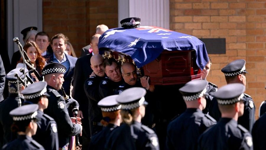 Peti mati perwira polisi Senior Vadim de Waart-Hottart dibawa dari kapel Akademi Kepolisian Victoria setelah upacara pemakamannya di Melbourne pada tanggal 5 September 2025. (Photo by William WEST / AFP)