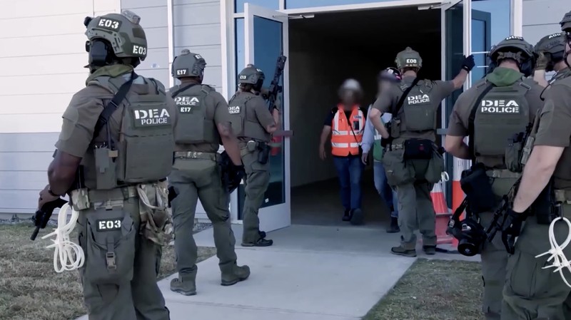 Petugas imigrasi Amerika Serikat (AS) melakukan penggerebekan besar-besaran ke pabrik baterai Hyundai di negara bagian Georgia, Kamis (4/9/2025) malam, waktu setempat. (Tangkapan Layar Video Reuters/UNITED STATES IMMIGRATION AND CUSTOMS ENFORCEMENT)
