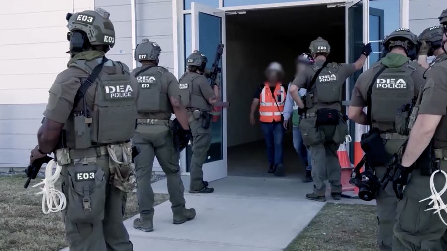 Petugas imigrasi Amerika Serikat (AS) melakukan penggerebekan besar-besaran ke pabrik baterai Hyundai di negara bagian Georgia, Kamis (4/9/2025) malam, waktu setempat. Petugas imigrasi Amerika Serikat (AS) melakukan penggerebekan besar-besaran ke pabrik baterai Hyundai di negara bagian Georgia, Kamis (4/9/2025) malam, waktu setempat. (Tangkapan Layar Video Reuters/UNITED STATES IMMIGRATION AND CUSTOMS ENFORCEMENT)