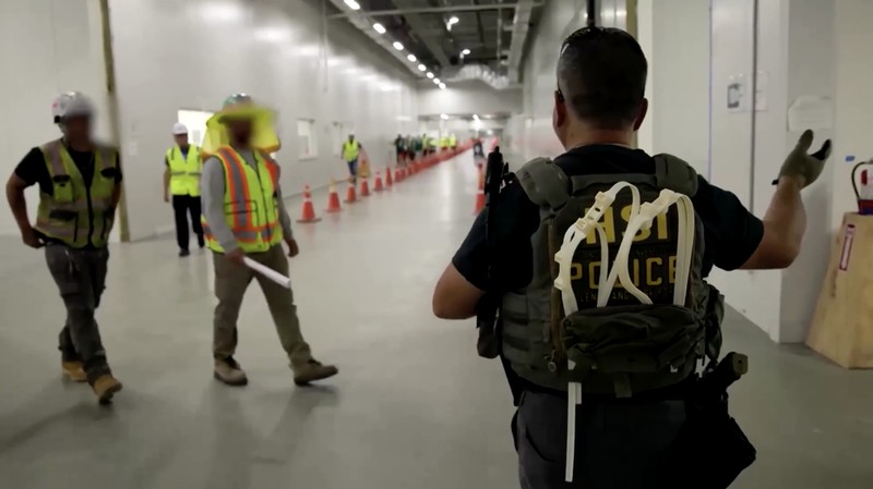 Petugas imigrasi Amerika Serikat (AS) melakukan penggerebekan besar-besaran ke pabrik baterai Hyundai di negara bagian Georgia, Kamis (4/9/2025) malam, waktu setempat. (Tangkapan Layar Video Reuters/UNITED STATES IMMIGRATION AND CUSTOMS ENFORCEMENT)