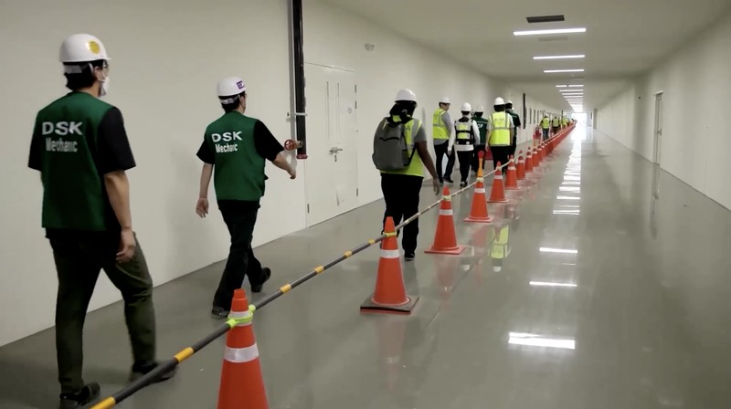 Petugas imigrasi Amerika Serikat (AS) melakukan penggerebekan besar-besaran ke pabrik baterai Hyundai di negara bagian Georgia, Kamis (4/9/2025) malam, waktu setempat. Petugas imigrasi Amerika Serikat (AS) melakukan penggerebekan besar-besaran ke pabrik baterai Hyundai di negara bagian Georgia, Kamis (4/9/2025) malam, waktu setempat. (Tangkapan Layar Video Reuters/UNITED STATES IMMIGRATION AND CUSTOMS ENFORCEMENT)