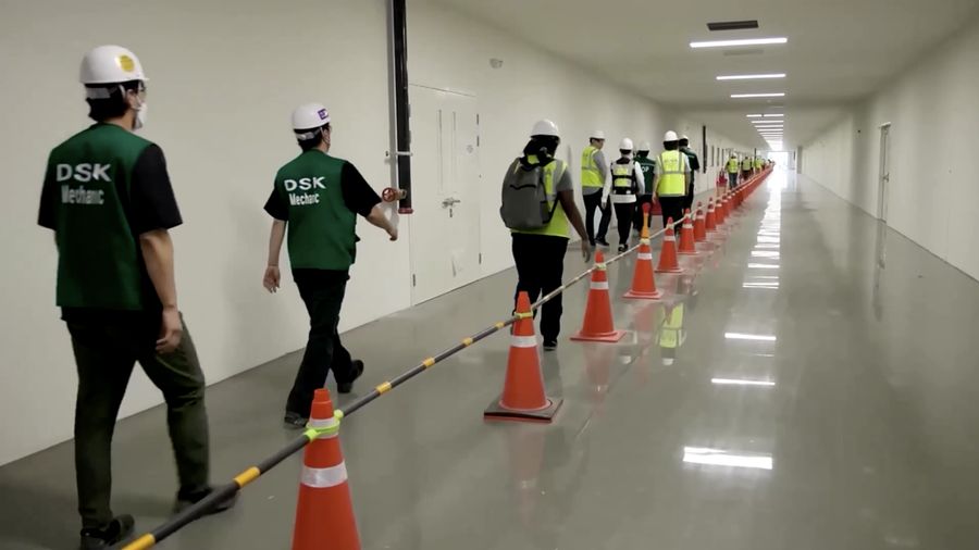 Petugas imigrasi Amerika Serikat (AS) melakukan penggerebekan besar-besaran ke pabrik baterai Hyundai di negara bagian Georgia, Kamis (4/9/2025) malam, waktu setempat. (Tangkapan Layar Video Reuters/UNITED STATES IMMIGRATION AND CUSTOMS ENFORCEMENT)