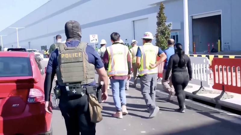 Petugas imigrasi Amerika Serikat (AS) melakukan penggerebekan besar-besaran ke pabrik baterai Hyundai di negara bagian Georgia, Kamis (4/9/2025) malam, waktu setempat. (Tangkapan Layar Video Reuters/UNITED STATES IMMIGRATION AND CUSTOMS ENFORCEMENT)