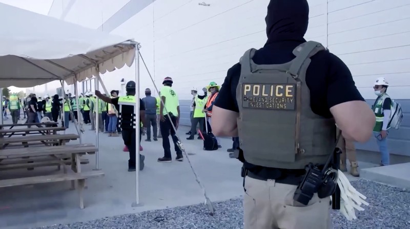 Petugas imigrasi Amerika Serikat (AS) melakukan penggerebekan besar-besaran ke pabrik baterai Hyundai di negara bagian Georgia, Kamis (4/9/2025) malam, waktu setempat. Petugas imigrasi Amerika Serikat (AS) melakukan penggerebekan besar-besaran ke pabrik baterai Hyundai di negara bagian Georgia, Kamis (4/9/2025) malam, waktu setempat. (Tangkapan Layar Video Reuters/UNITED STATES IMMIGRATION AND CUSTOMS ENFORCEMENT)