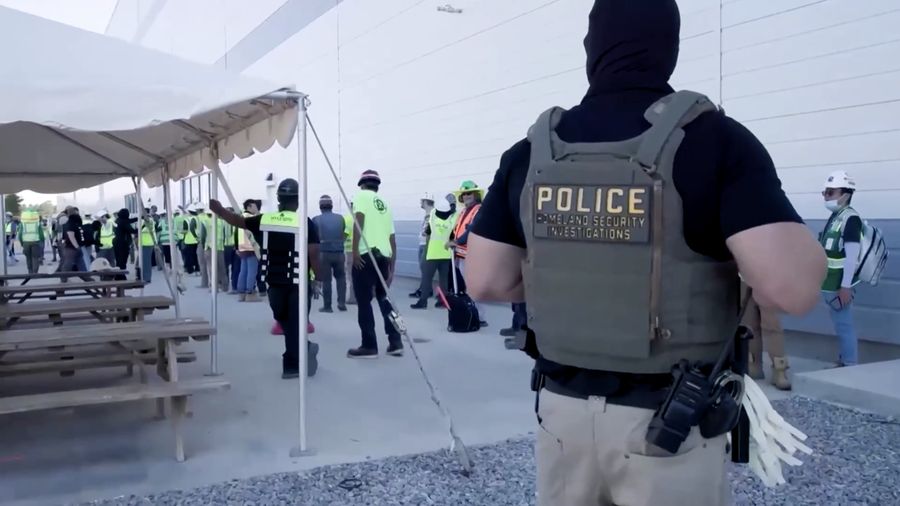 Petugas imigrasi Amerika Serikat (AS) melakukan penggerebekan besar-besaran ke pabrik baterai Hyundai di negara bagian Georgia, Kamis (4/9/2025) malam, waktu setempat. (Tangkapan Layar Video Reuters/UNITED STATES IMMIGRATION AND CUSTOMS ENFORCEMENT)