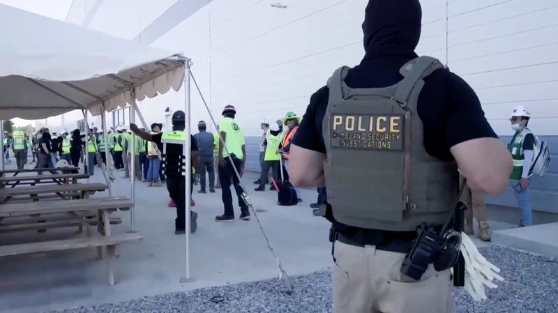 Petugas imigrasi Amerika Serikat (AS) melakukan penggerebekan besar-besaran ke pabrik baterai Hyundai di negara bagian Georgia, Kamis (4/9/2025) malam, waktu setempat. (Tangkapan Layar Video Reuters/UNITED STATES IMMIGRATION AND CUSTOMS ENFORCEMENT)