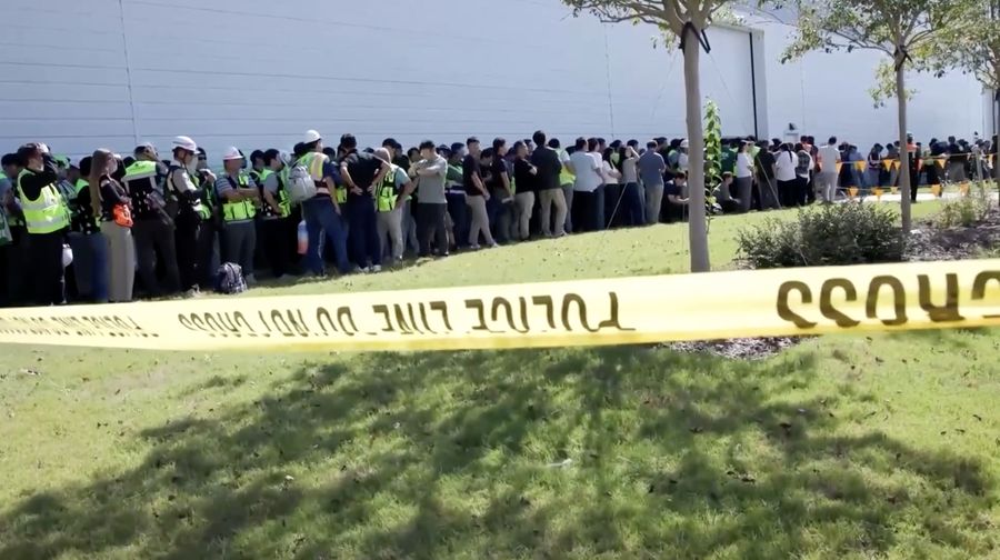 Petugas imigrasi Amerika Serikat (AS) melakukan penggerebekan besar-besaran ke pabrik baterai Hyundai di negara bagian Georgia, Kamis (4/9/2025) malam, waktu setempat. (Tangkapan Layar Video Reuters/UNITED STATES IMMIGRATION AND CUSTOMS ENFORCEMENT)