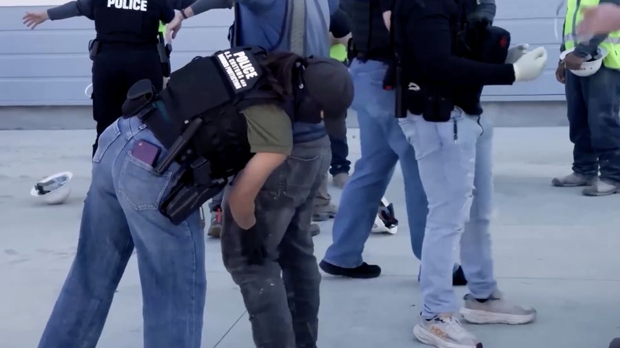 Petugas imigrasi Amerika Serikat (AS) melakukan penggerebekan besar-besaran ke pabrik baterai Hyundai di negara bagian Georgia, Kamis (4/9/2025) malam, waktu setempat. (Tangkapan Layar Video Reuters/UNITED STATES IMMIGRATION AND CUSTOMS ENFORCEMENT)