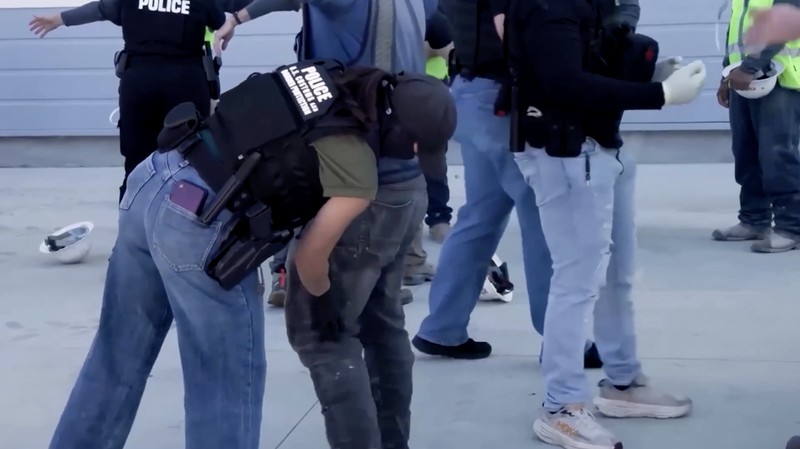 Petugas imigrasi Amerika Serikat (AS) melakukan penggerebekan besar-besaran ke pabrik baterai Hyundai di negara bagian Georgia, Kamis (4/9/2025) malam, waktu setempat. (Tangkapan Layar Video Reuters/UNITED STATES IMMIGRATION AND CUSTOMS ENFORCEMENT)