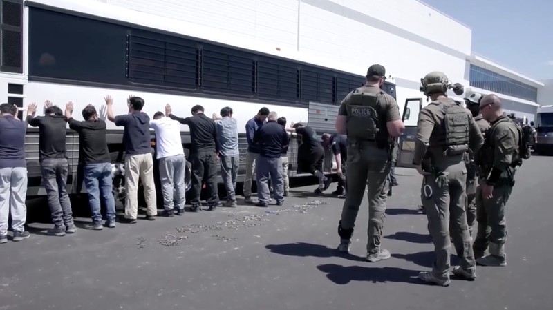 Petugas imigrasi Amerika Serikat (AS) melakukan penggerebekan besar-besaran ke pabrik baterai Hyundai di negara bagian Georgia, Kamis (4/9/2025) malam, waktu setempat. (Tangkapan Layar Video Reuters/UNITED STATES IMMIGRATION AND CUSTOMS ENFORCEMENT)