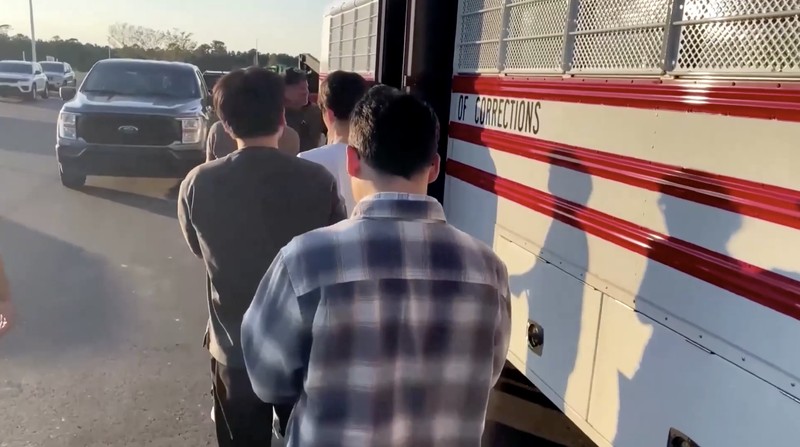 Petugas imigrasi Amerika Serikat (AS) melakukan penggerebekan besar-besaran ke pabrik baterai Hyundai di negara bagian Georgia, Kamis (4/9/2025) malam, waktu setempat. Petugas imigrasi Amerika Serikat (AS) melakukan penggerebekan besar-besaran ke pabrik baterai Hyundai di negara bagian Georgia, Kamis (4/9/2025) malam, waktu setempat. (Tangkapan Layar Video Reuters/UNITED STATES IMMIGRATION AND CUSTOMS ENFORCEMENT)