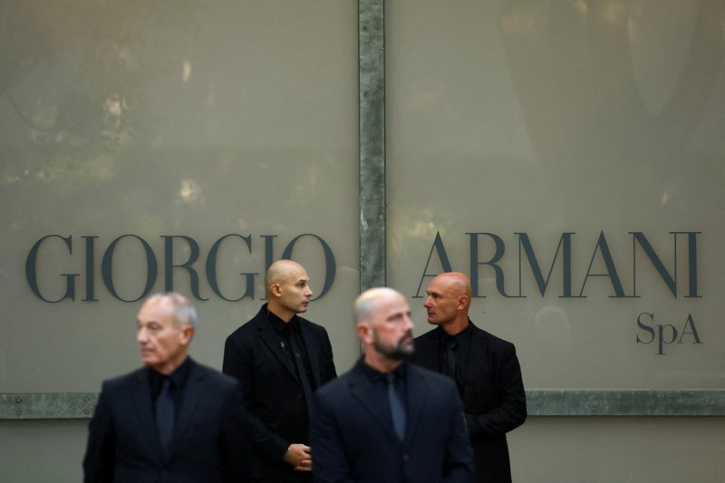 Masyarakat memberikan penghormatan terakhir saat desainer Giorgio Armani disemayamkan di Armani/Teatro, setelah kematiannya pada usia 91 tahun, di Milan, Italia, 6 September 2025. Masyarakat memberikan penghormatan terakhir saat desainer Giorgio Armani disemayamkan di Armani/Teatro, setelah kematiannya pada usia 91 tahun, di Milan, Italia, 6 September 2025. (REUTERS/Gonzalo Fuentes)