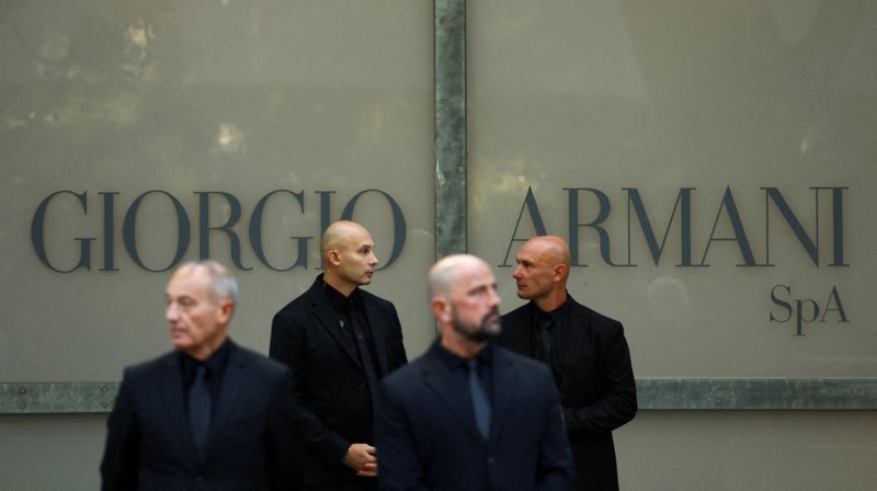 Masyarakat memberikan penghormatan terakhir saat desainer Giorgio Armani disemayamkan di Armani/Teatro, setelah kematiannya pada usia 91 tahun, di Milan, Italia, 6 September 2025. (REUTERS/Gonzalo Fuentes)