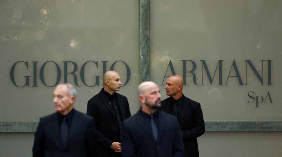 Masyarakat memberikan penghormatan terakhir saat desainer Giorgio Armani disemayamkan di Armani/Teatro, setelah kematiannya pada usia 91 tahun, di Milan, Italia, 6 September 2025. Masyarakat memberikan penghormatan terakhir saat desainer Giorgio Armani disemayamkan di Armani/Teatro, setelah kematiannya pada usia 91 tahun, di Milan, Italia, 6 September 2025. (REUTERS/Gonzalo Fuentes)