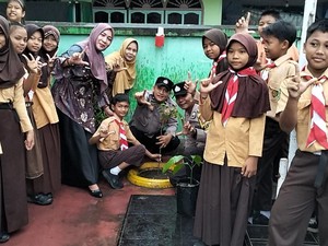 Ajari Gen Z Cinta Lingkungan, Polres Dumai Ajak Siswa SD Tanam Pohon