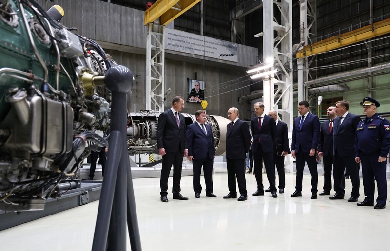 Presiden Rusia Vladimir Putin mengunjungi perusahaan pembuat mesin PJSC 