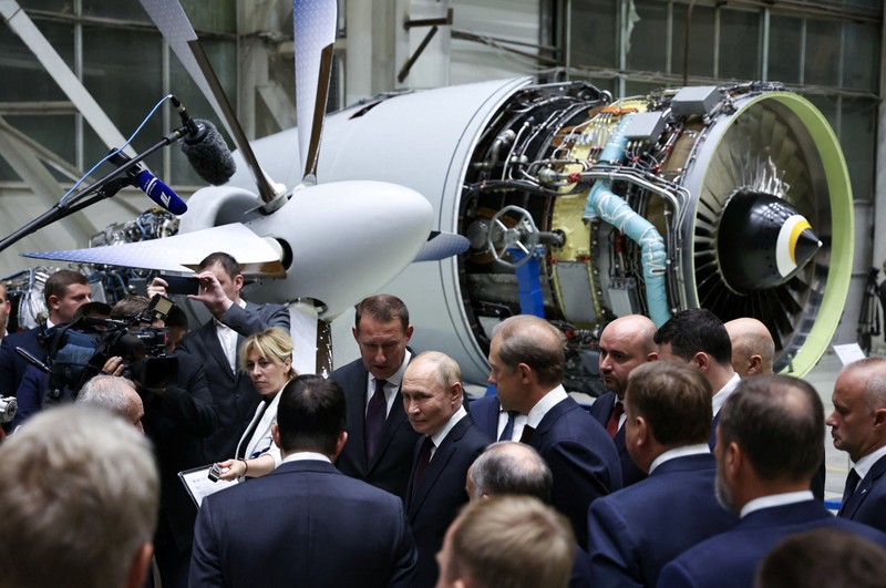 Presiden Rusia Vladimir Putin mengunjungi perusahaan pembuat mesin PJSC Presiden Rusia Vladimir Putin mengunjungi perusahaan pembuat mesin PJSC