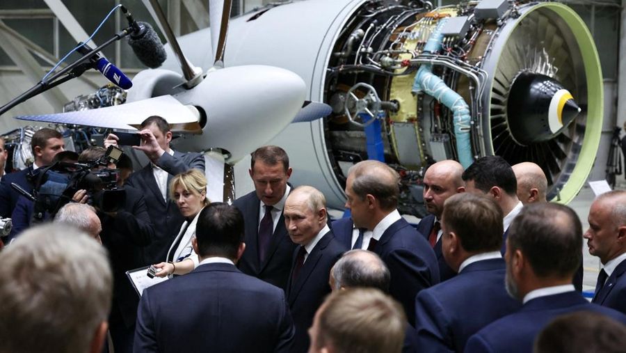 Presiden Rusia Vladimir Putin mengunjungi perusahaan pembuat mesin PJSC 
