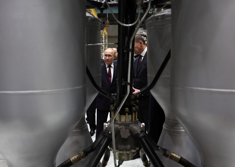 Presiden Rusia Vladimir Putin mengunjungi perusahaan pembuat mesin PJSC Presiden Rusia Vladimir Putin mengunjungi perusahaan pembuat mesin PJSC