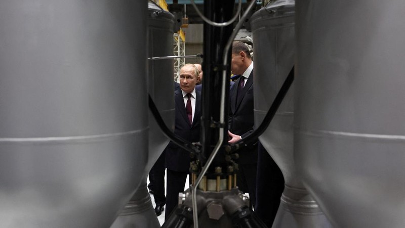 Presiden Rusia Vladimir Putin mengunjungi perusahaan pembuat mesin PJSC 