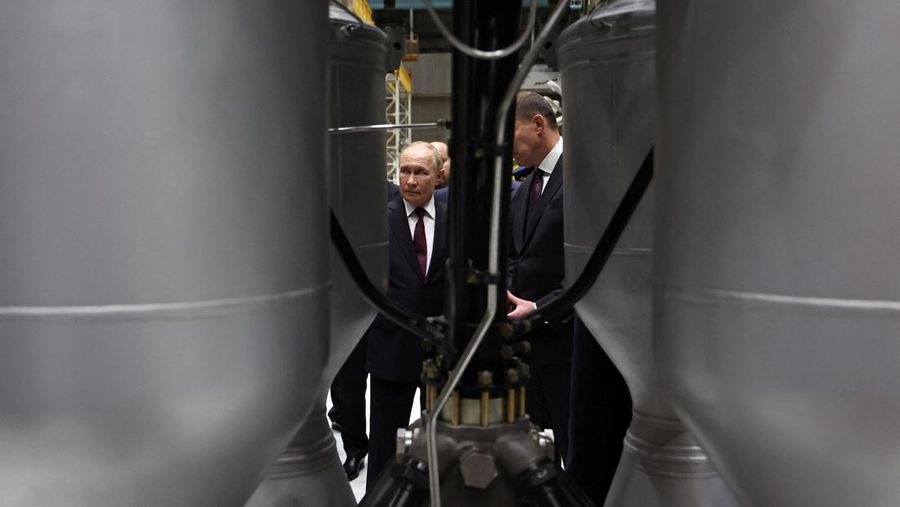 Presiden Rusia Vladimir Putin mengunjungi perusahaan pembuat mesin PJSC Presiden Rusia Vladimir Putin mengunjungi perusahaan pembuat mesin PJSC