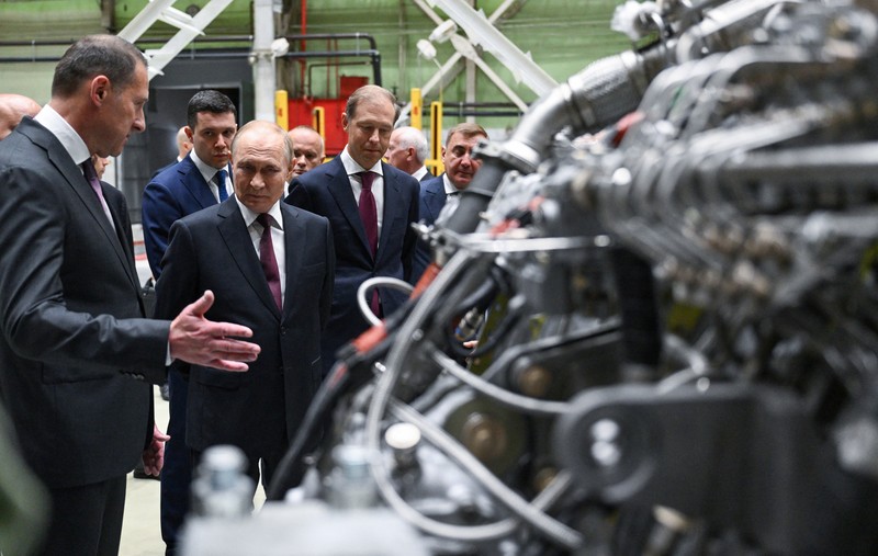 Presiden Rusia Vladimir Putin mengunjungi perusahaan pembuat mesin PJSC 