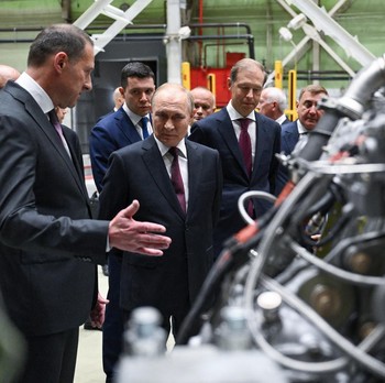 Pulang dari China, Putin Desak Rusia Genjot Mesin Roket & Pesawat
