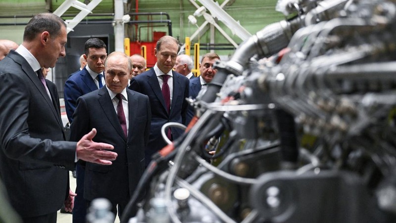 Presiden Rusia Vladimir Putin mengunjungi perusahaan pembuat mesin PJSC 