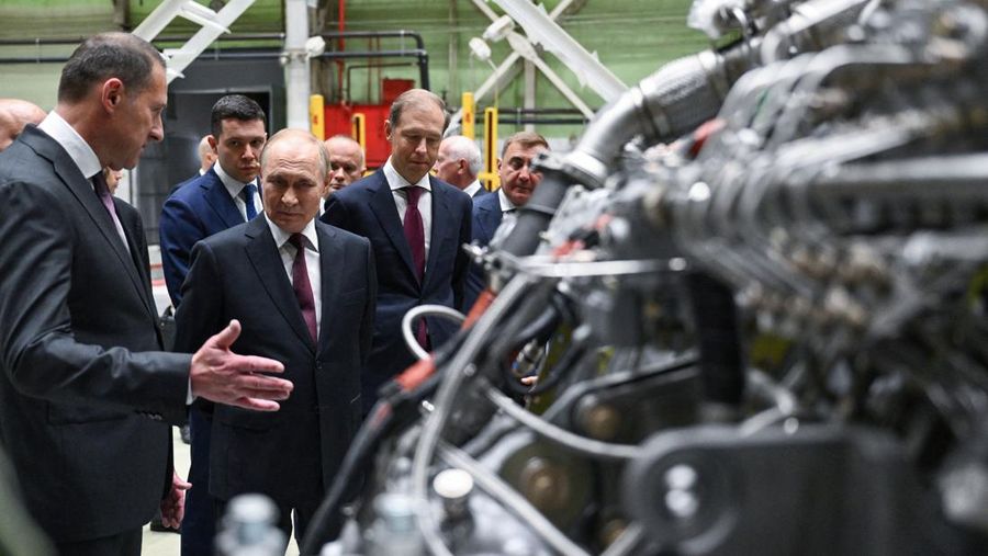 Presiden Rusia Vladimir Putin mengunjungi perusahaan pembuat mesin PJSC Presiden Rusia Vladimir Putin mengunjungi perusahaan pembuat mesin PJSC
