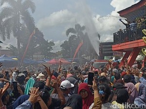 Ribuan Warga Berebut Air Jamasan Gong Kiai Pradah Blitar Cari Berkah