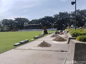 Wisatawan Kecewa Gagal Bawa Si Kecil Bermain di Alun-alun Bandung