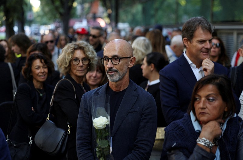 Masyarakat memberikan penghormatan terakhir saat desainer Giorgio Armani disemayamkan di Armani/Teatro, setelah kematiannya pada usia 91 tahun, di Milan, Italia, 6 September 2025. Masyarakat memberikan penghormatan terakhir saat desainer Giorgio Armani disemayamkan di Armani/Teatro, setelah kematiannya pada usia 91 tahun, di Milan, Italia, 6 September 2025. (REUTERS/Gonzalo Fuentes)