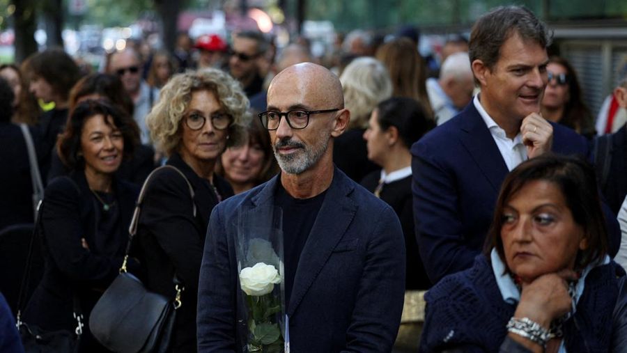 Masyarakat memberikan penghormatan terakhir saat desainer Giorgio Armani disemayamkan di Armani/Teatro, setelah kematiannya pada usia 91 tahun, di Milan, Italia, 6 September 2025. Masyarakat memberikan penghormatan terakhir saat desainer Giorgio Armani disemayamkan di Armani/Teatro, setelah kematiannya pada usia 91 tahun, di Milan, Italia, 6 September 2025. (REUTERS/Gonzalo Fuentes)