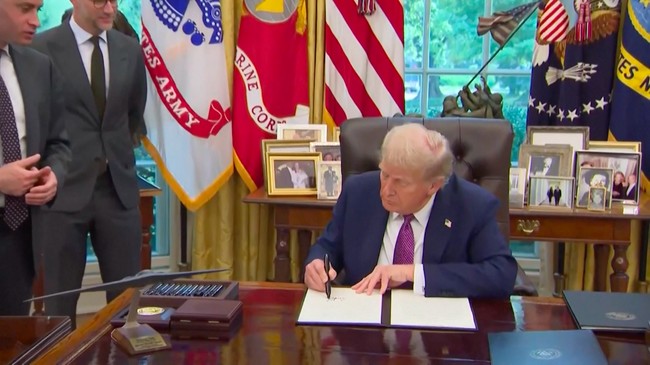 Trump Membangkang dari Putusan Mahkamah Agung, Nekat Teken Aturan Baru