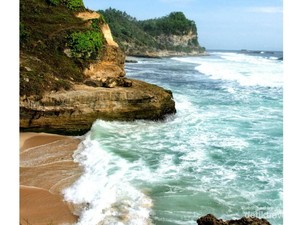 Pesona Pantai Banyu, Surga Tersembunyi di Jawa Timur