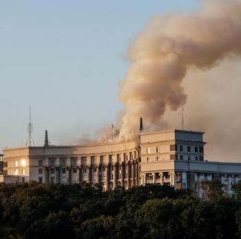 Potret Detik-Detik Gedung Pemerintah Kyiv Hancur Dibom Drone Rusia