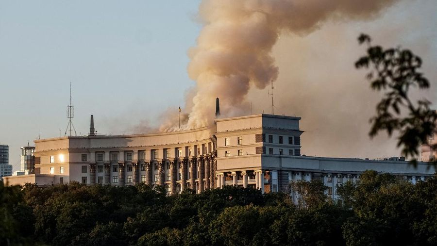 Asap mengepul di atas gedung kantor pusat pemerintah Ukraina, setelah serangan pesawat tak berawak dan rudal Rusia, di tengah serangan Rusia terhadap Ukraina, di Kyiv, Ukraina, 7 September 2025. (REUTERS/Serhii Korovainyi)