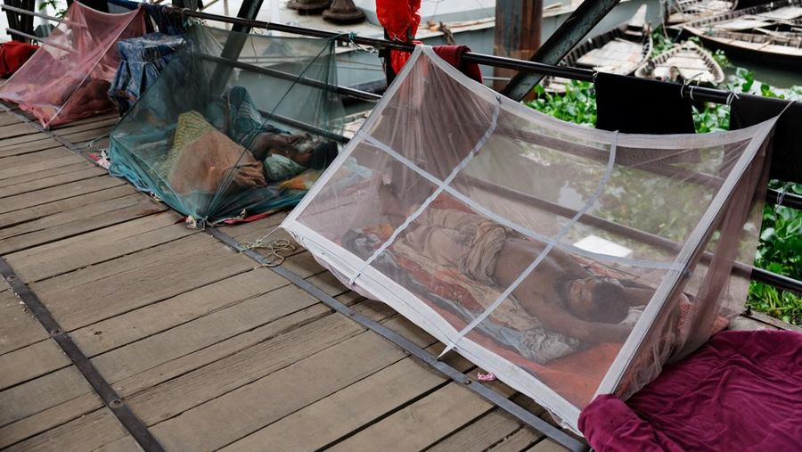 Beberapa orang tidur menggunakan kelambu, menyusul lonjakan pasien yang terinfeksi demam berdarah, di Dhaka, Bangladesh, 25 Juni 2025. (REUTERS/Mohammad Ponir Hossain)
