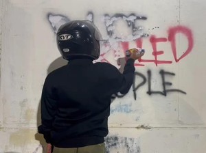 Tembok Jadi Korban Vandalisme, Begini Cara Bersihkan Coretan Cat Semprot