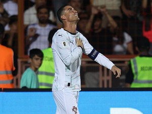 Momen Ronaldo Bikin Bocah Maskot Lapangan Nangis Haru