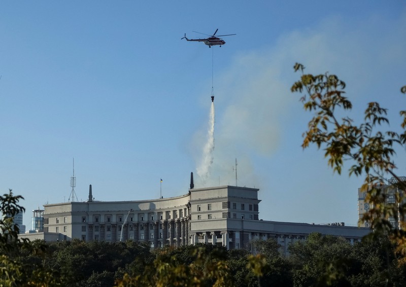Asap mengepul di atas gedung kantor pusat pemerintah Ukraina, setelah serangan pesawat tak berawak dan rudal Rusia, di tengah serangan Rusia terhadap Ukraina, di Kyiv, Ukraina, 7 September 2025. (REUTERS/Serhii Korovainyi)