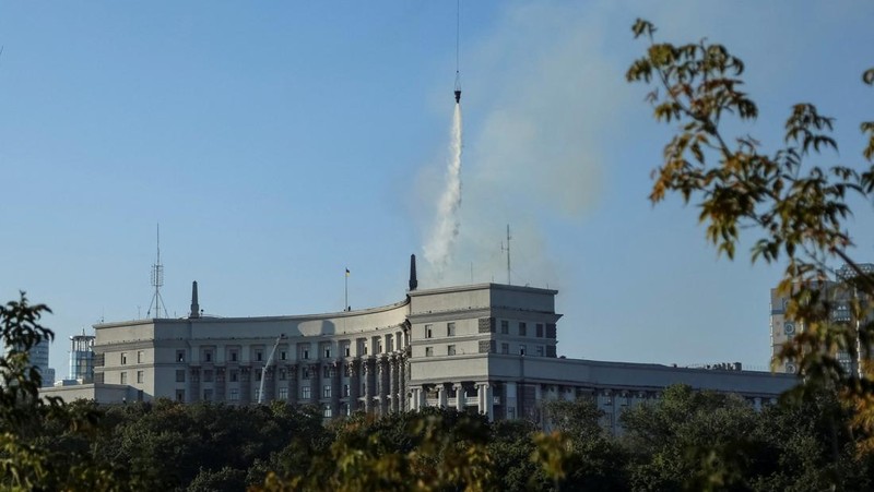 Asap mengepul di atas gedung kantor pusat pemerintah Ukraina, setelah serangan pesawat tak berawak dan rudal Rusia, di tengah serangan Rusia terhadap Ukraina, di Kyiv, Ukraina, 7 September 2025. (REUTERS/Serhii Korovainyi)