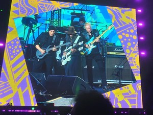 Adu Gitar Steve Vai Vs Ron Bumblefoot Thal Panaskan GBK Bareng Dewa 19