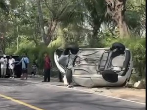 Mobil Tabrak Pohon hingga Terguling di Jalan Raya Senggigi, Sopir Patah Kaki
